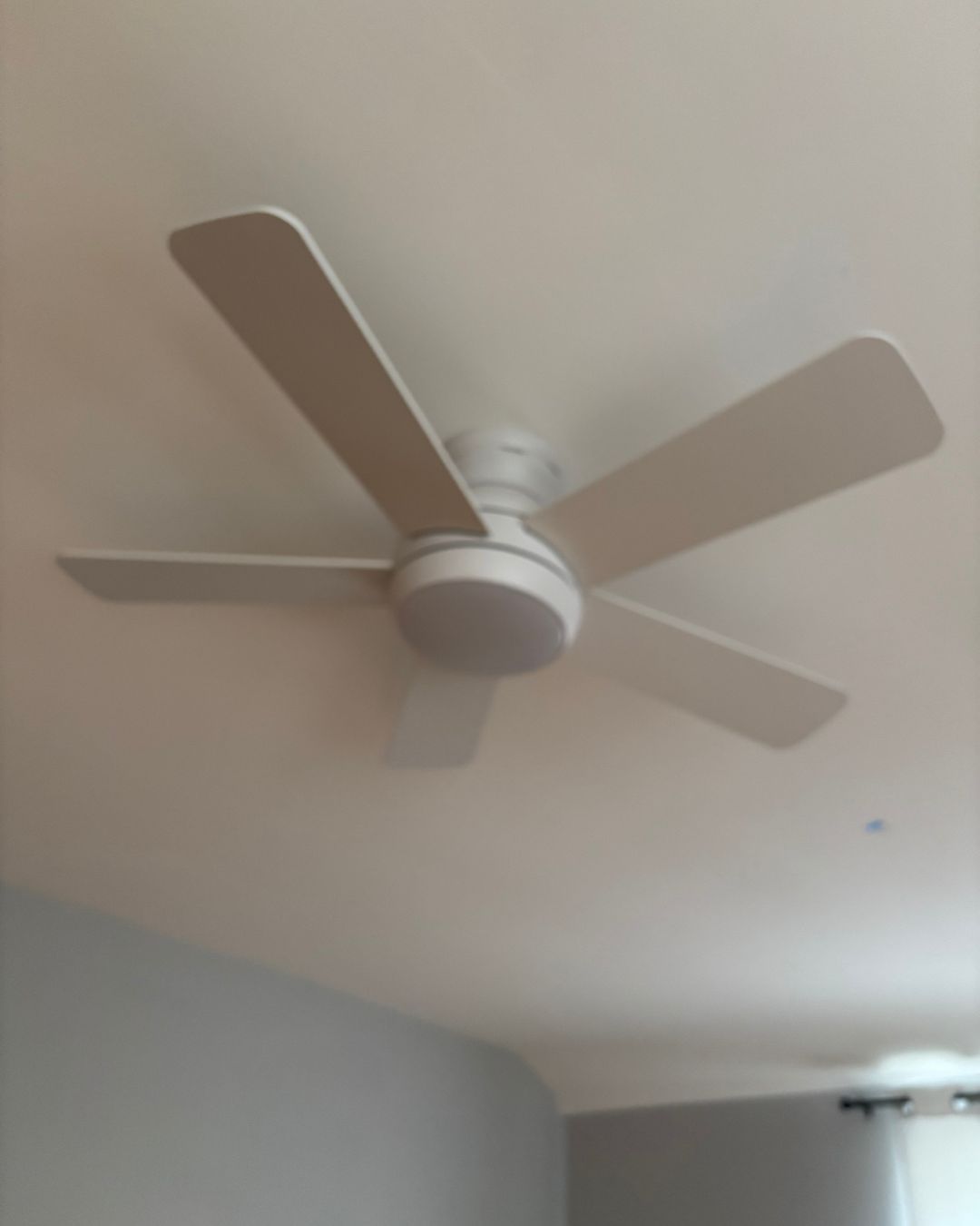 white ceiling fan https://www.colincanhelp.com/wp-content/uploads/2025/10/white-ceiling-fan-.jpg