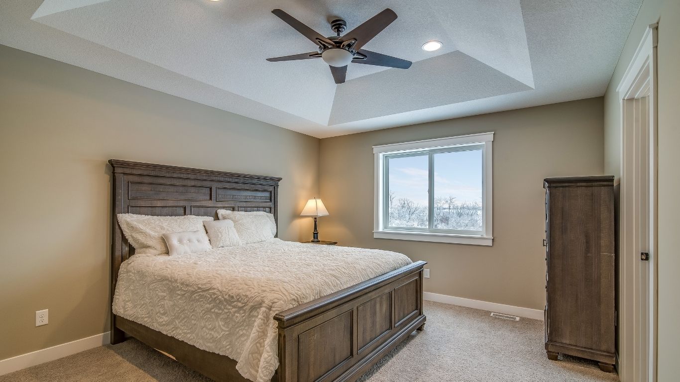 https://www.colincanhelp.com/wp-content/uploads/2025/11/What-size-ceiling-fan-do-I-need-for-my-room.jpg